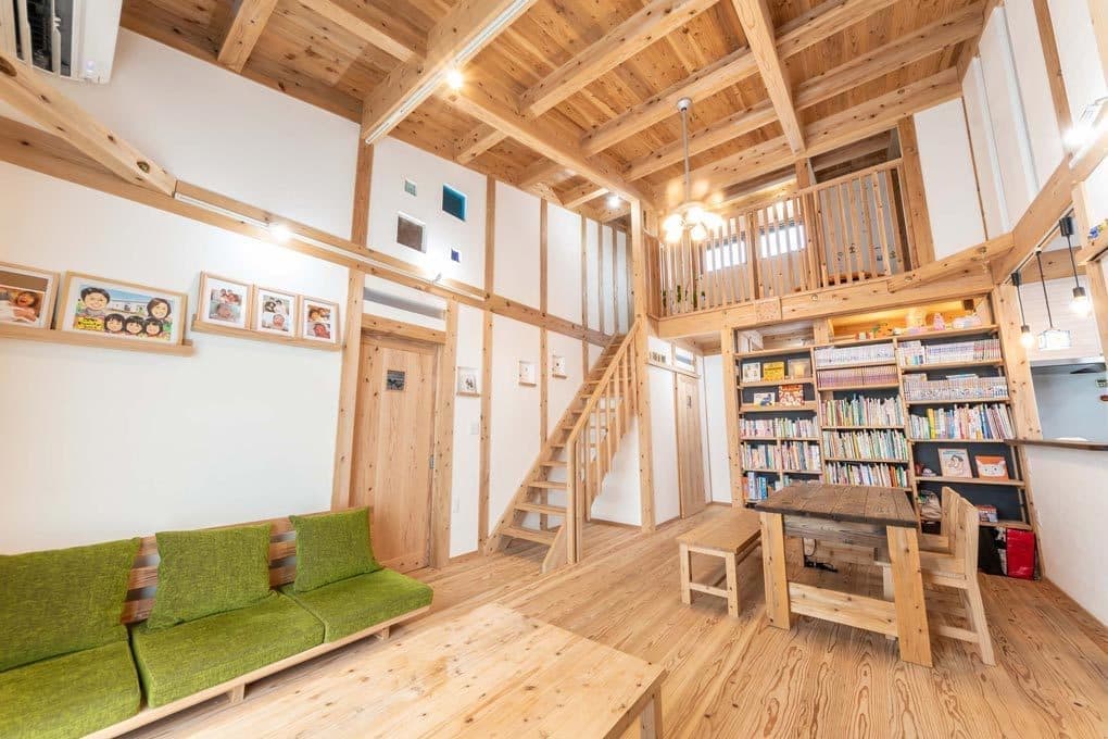 高さを活用したスペースのある半2階建て